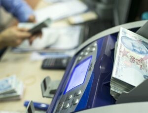 Bütçe 10 ayda 1.4 trilyon lira açık verdi