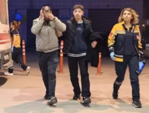 Şişede durduğu gibi durmadı, düştü, kulağı koptu