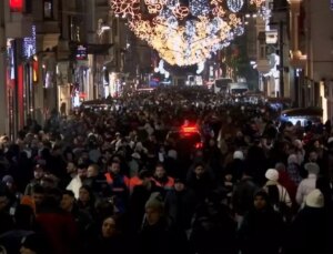 İstanbul’da binlerce kişi yeni yılı kutlamak için Taksim’e akın etti