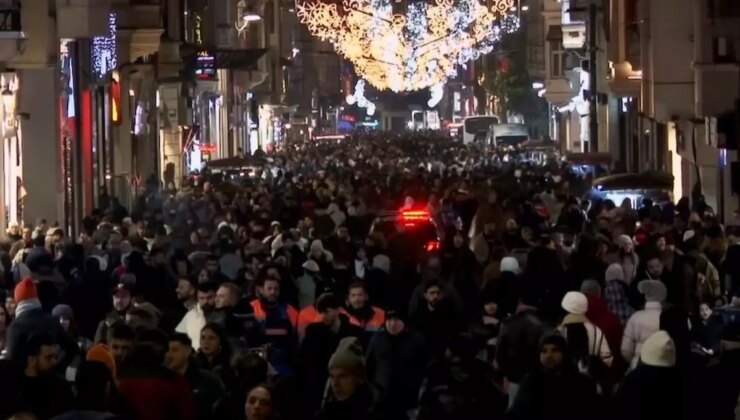 İstanbul’da binlerce kişi yeni yılı kutlamak için Taksim’e akın etti