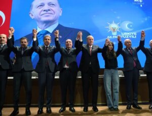 Cumhurbaşkanı Erdoğan, AK Parti’ye katılan belediye başkanlarına rozetlerini taktı