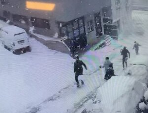 Karlı yolda kontrolden çıkan kamyonet 2 çocuğa çarptı