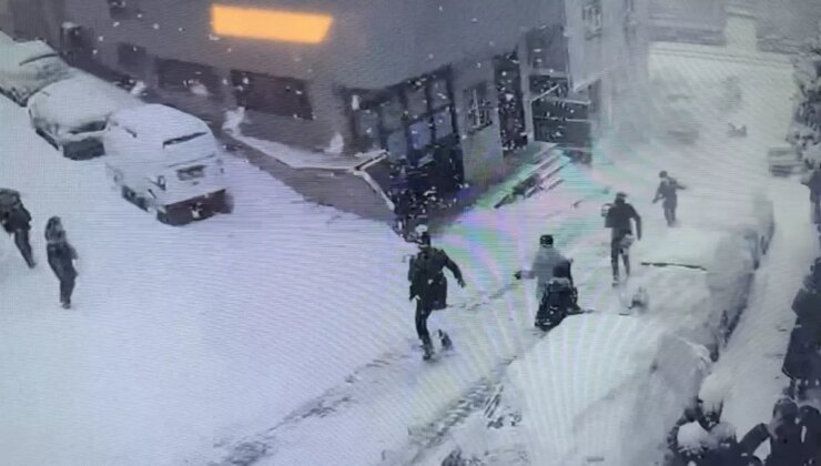 Karlı yolda kontrolden çıkan kamyonet 2 çocuğa çarptı