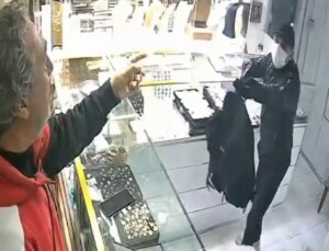 Kuyumcudan 3 milyon liralık altın çalıp kaçtı