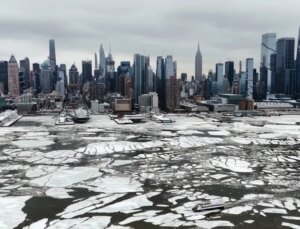 New York’ta dondurucu soğuklar Hudson Nehri’ni kısmen dondurdu