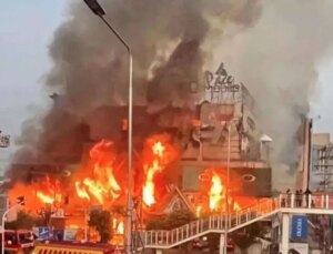 Pakistan’da bir alışveriş merkezinde çıkan yangında 6 kişi hayatını kaybetti