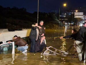 Aydın’da suya gömülen minibüsteki 20 yolcu kurtarıldı