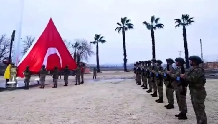 Terör örgütü yandaşları el uzatmıştı! Dev Türk bayrağı göndere çekildi