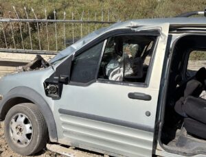 Eskişehir’de beton duvara çarpan araçtaki 3 kişi yaralandı