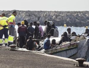 Gambiya açıklarında göçmen teknesi battı: En az 80 ölü