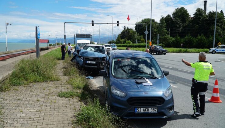 Yabancı plakalı cip, kırmızı ışıkta bekleyen 3 araca çarptı: 1 yaralı