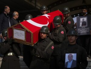 Batan Tuğberk İmamoğlu gemisinin birinci zabiti Rahmi Temel İzmir’de toprağa verildi