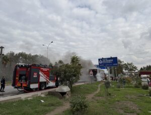 Kahramanmaraş Dulkadiroğlu’nda fındık yüklü tırın dorsesinde çıkan yangın söndürüldü