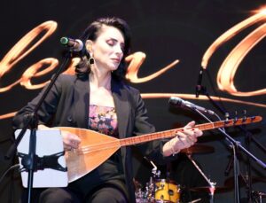 Özlem Özdil, Kırıkkale’de 29 Ekim konserinde binlerce kişiyle buluştu