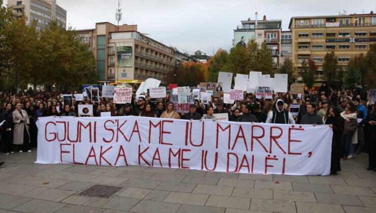 Priştine’de kadın cinayetleri protestosunda adalet ve hükümet binalarına boya atıldı