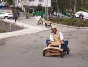 Rize’nin Çamlıhemşin ilçesinde Laz Ralli’ye 3 kategoride 33 yarışmacı katıldı