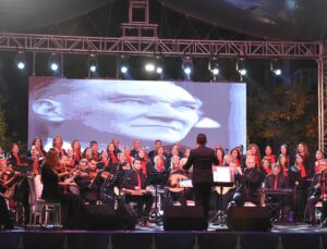 Uluslararası Buca Orkestrası ve Korosu, İzmir’de Cumhuriyet’in Sesi konserini verdi