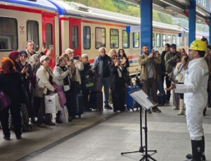 Zonguldak’a 6. seferle gelen Turistik Karaelmas Ekspresi’ni Madenci Korosu karşıladı