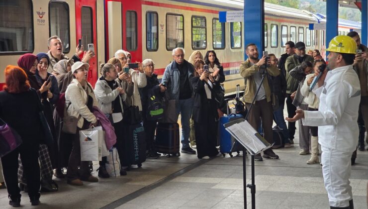 Zonguldak’a 6. seferle gelen Turistik Karaelmas Ekspresi’ni Madenci Korosu karşıladı